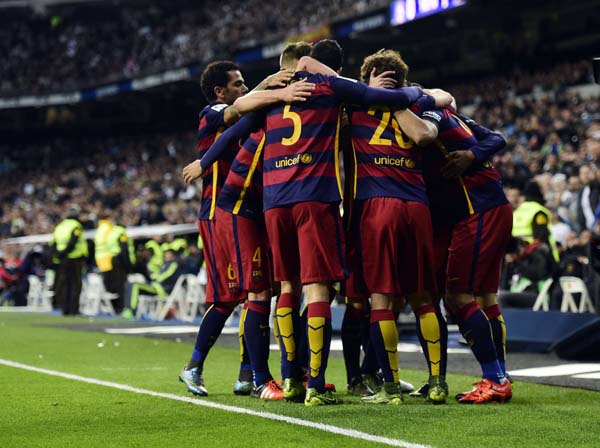 Barcelona's players celebrate a goal during the Spanish league "Clasico" football match Real Madrid CF vs FC Barcelona at the Santiago Bernabeu stadium in Madrid on November 21, 2015. AFP PHOTO/ JAVIER SORIANO